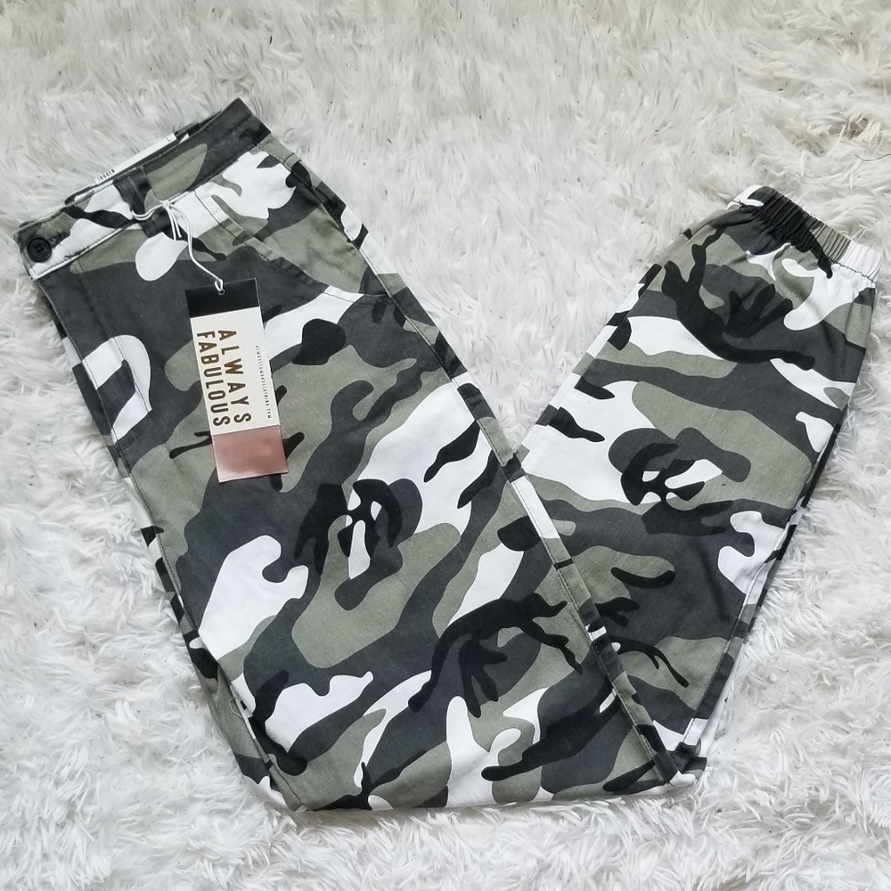 NWT | High Waisted Camo Joggers